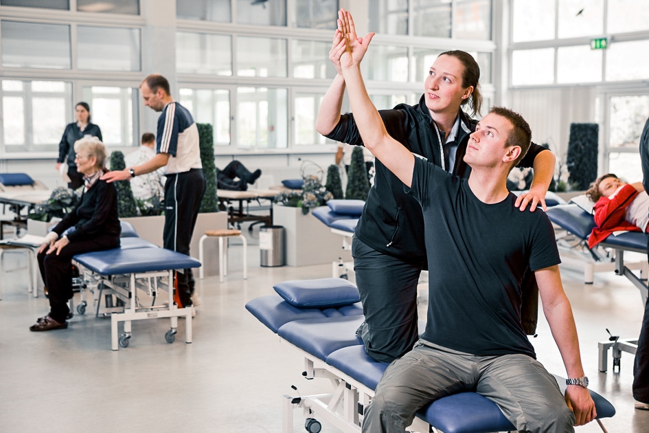 Physiotherapie bei der Behandlung eines Patienten