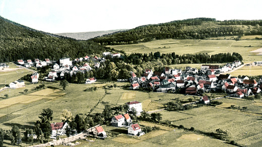 Alte Luftaufnahme vom Ort Reinhatdshausen