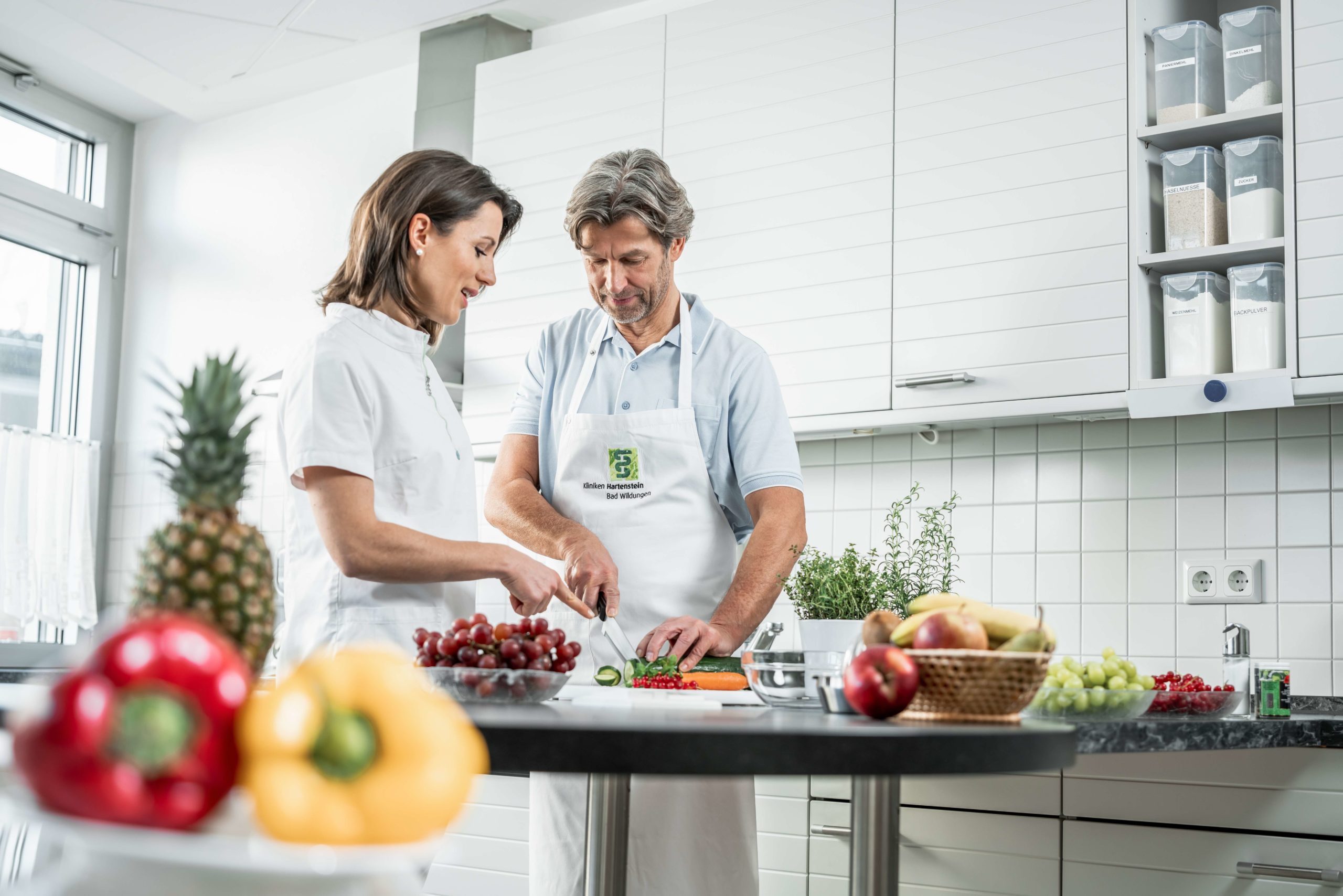 Patient bekommt Schulung in der Lehrküche