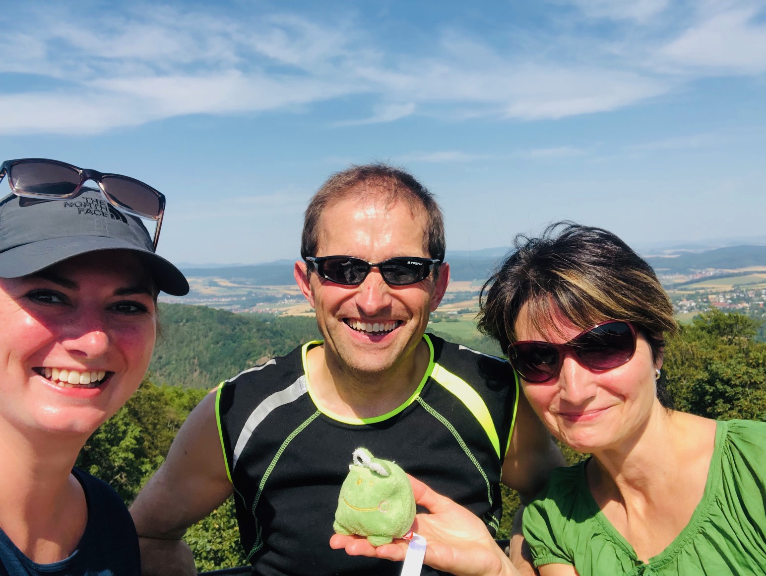 Wanderung anlässlich des Jahres der Gesundheit mit dem Klinikmasskottchen "Reinhard der Frosch"